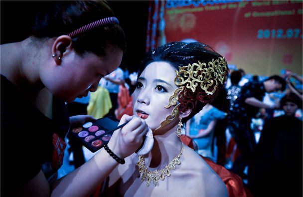 比赛选(xuǎn)手正在给模特化妆 比赛选手(shǒu)正在给模特化妆(zhuāng)